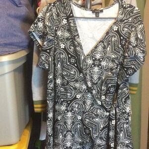 AUW Black and White Paisley Wrap Top, Sz 2x